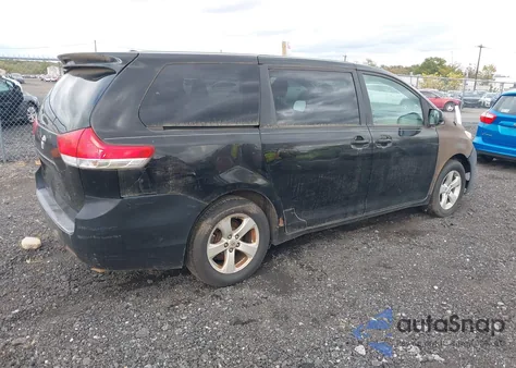 2012 Toyota Sienna Le 8 Passenger z USA, uszkodzony, nr VIN 5TDKA3DC1CS009352